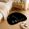 Tapis chat noir dans une chambre