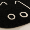 Gros plan sur la matiere douce du tapis chat noir