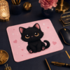 Tapis de souris chat noir sur un bureau bleu nuit