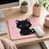 Tapis de souris chat noir sur un bureau avec clavier