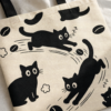 Gros plan sur les chats du tote bag