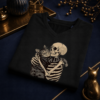 T-shirt chat noir gothique plie sur fond bleu nuit